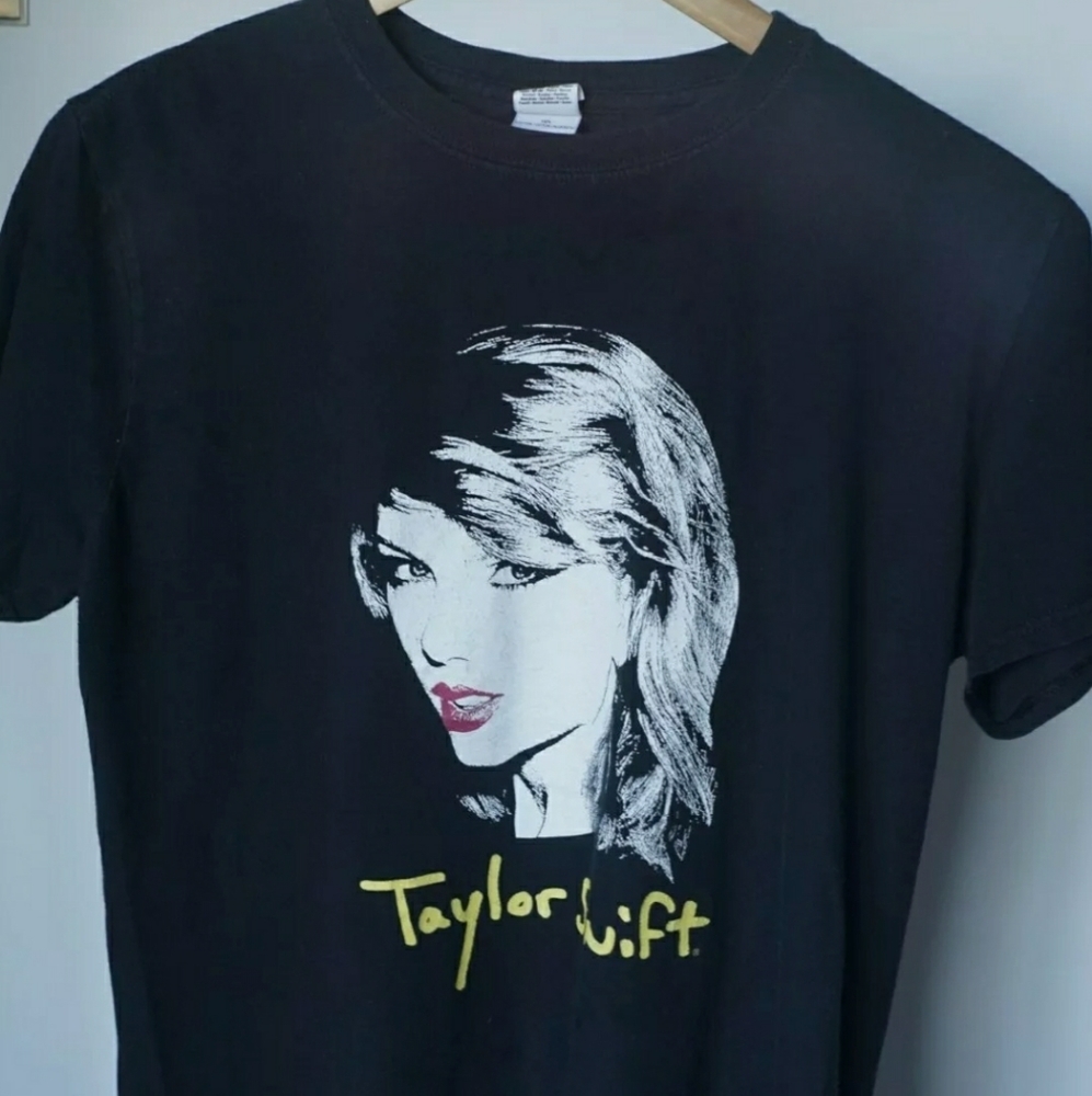Black Taylor Swift T-shirt 